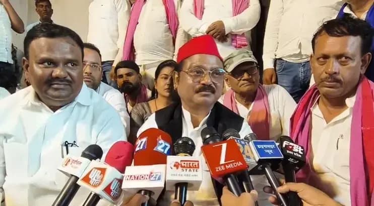 Chandauli News: छोटेलाल खरवार बोले, मायावती को भाजपा ने ब्लैकमेल कर रखा, PDA को लेकर भी किया बड़ा दावा.
