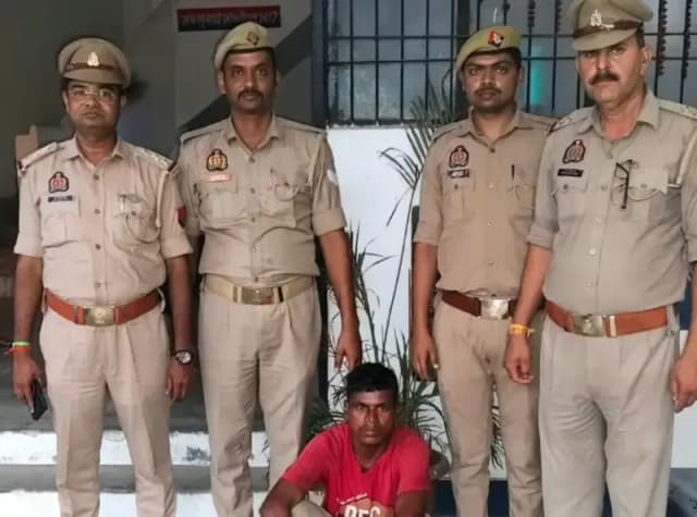 Sonbhadra News: लंबे समय से फरार वांछित आरोपी गिरफ्तार, पुलिस टीम के साथ तस्वीर आई सामने.