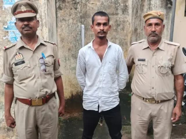 Sonbhadra News: 2.363 किलो गांजा के साथ युवक गिरफ्तार, एनडीपीएस एक्ट में मुकदमा दर्ज.
