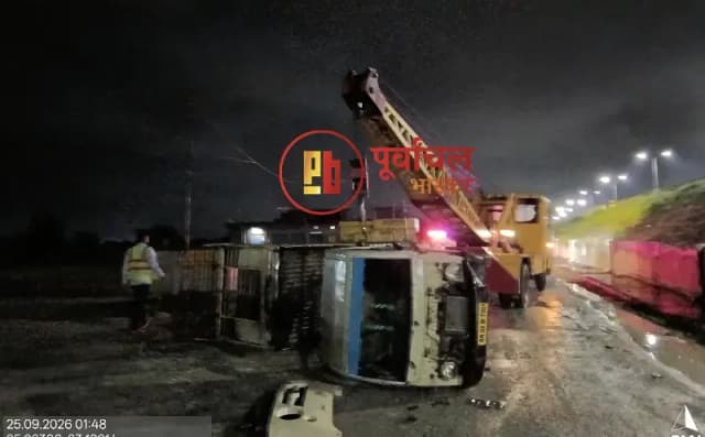 Chandauli News: हाईवे पर तेज रफ्तार पिकअप पलटी, चालक की मौके पर मौत.
