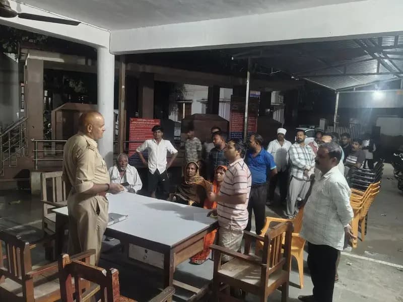 Chandauli News: लगातार चोरियों से भड़के ग्रामीण, रात में थाने पहुंचकर किया प्रदर्शन, पुलिस की कार्यशैली पर सवाल.
