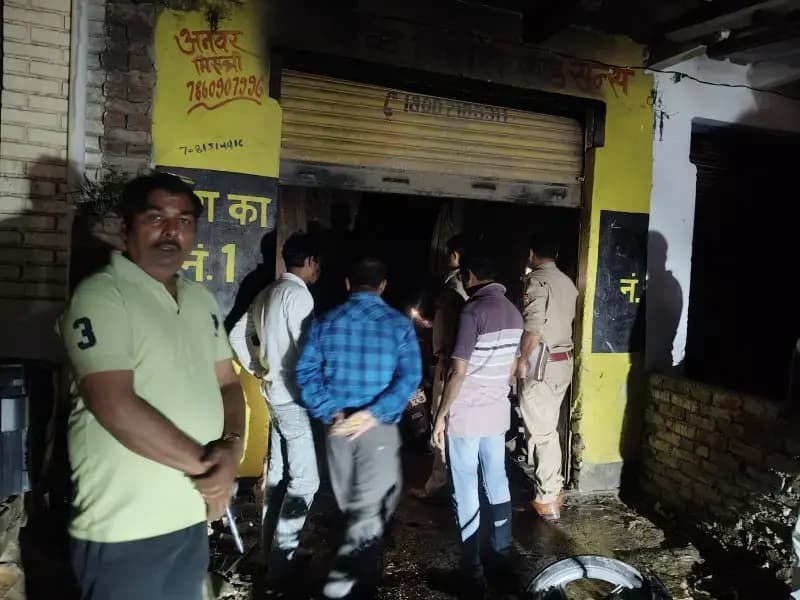 Chandauli News: बंद बाइक दुकान में लगी आग, सर्विसिंग के लिए खड़ी डॉक्टर की बाइक जलकर राख.
