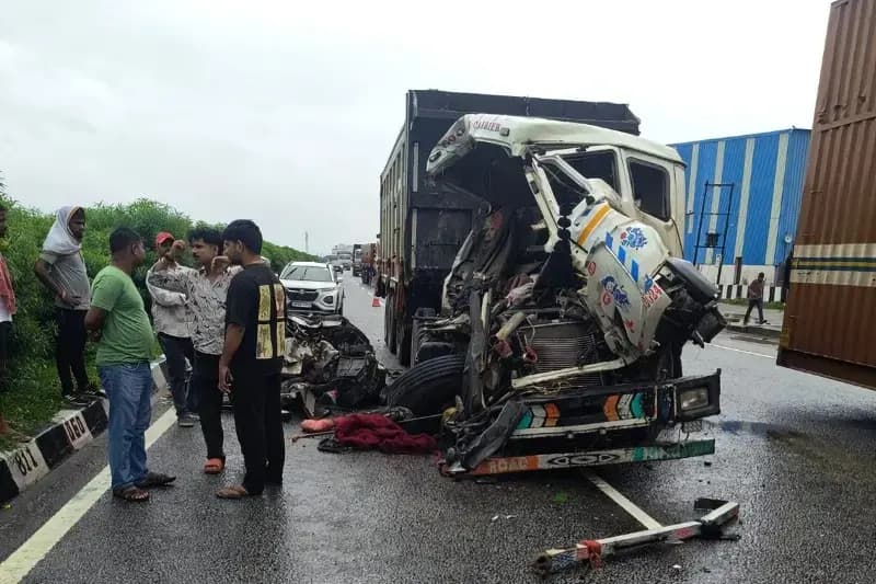 Chandauli News: हाईवे पर डंपर में पीछे से घुसा तेज रफ्तार ट्रक, चालक की मौके पर मौत.
