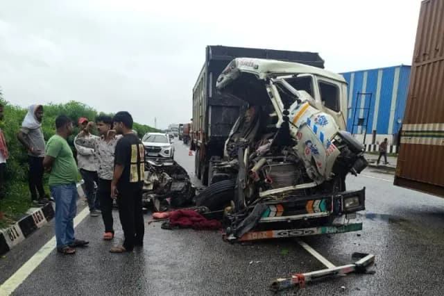 Chandauli News: हाईवे पर डंपर में पीछे से घुसा तेज रफ्तार ट्रक, चालक की मौके पर मौत.
