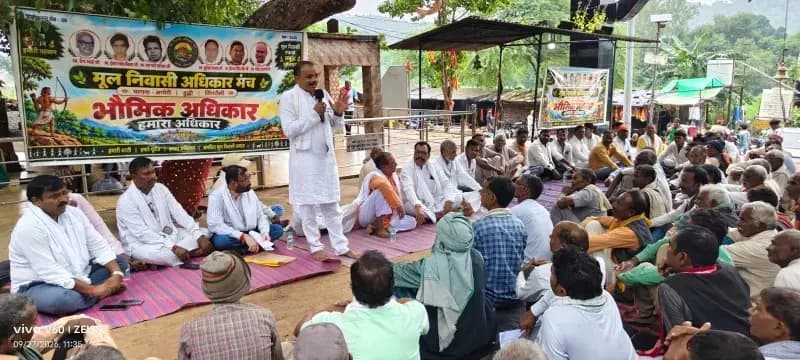 Sonbhadra News: 433 गांव के भौमिक अधिकार से जुड़े आंदोलन ने पकड़ी रफ़्तार, जुगैल में जुटे हजारो मूल निवासी.
