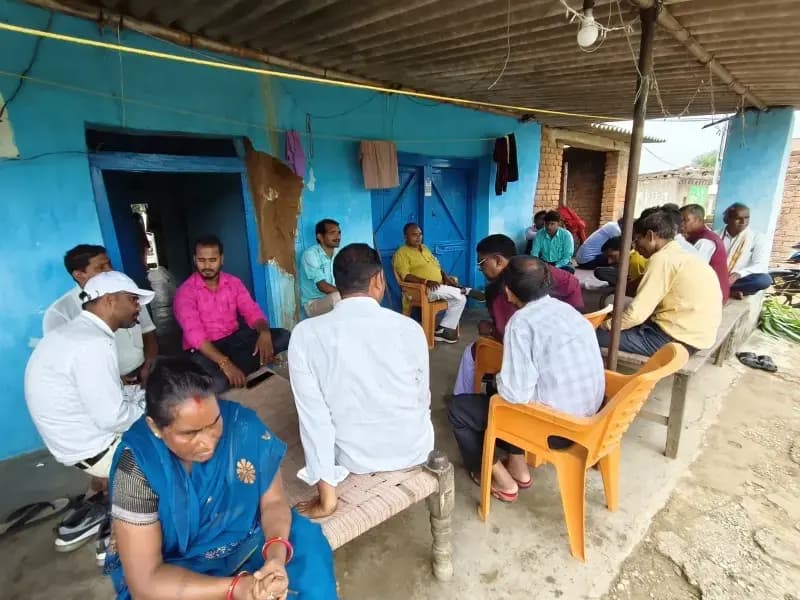 Sonbhadra News: घघरी में मां दुर्गा पूजा एवं श्री आदर्श रामलीला मंचन की तैयारियों को लेकर आयोजित बैठक में चर्चा करते ग्रामीण एवं समिति के सदस्य.
