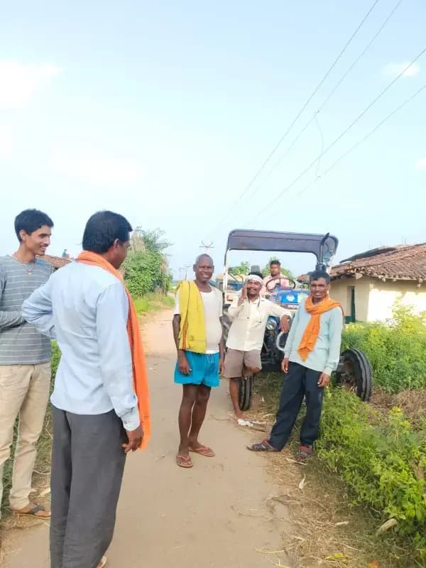 Sonbhadra News: बभनी में अवैध बोल्डर लदा ट्रैक्टर ग्रामीणों से छुड़ाकर भागे खनन माफिया.