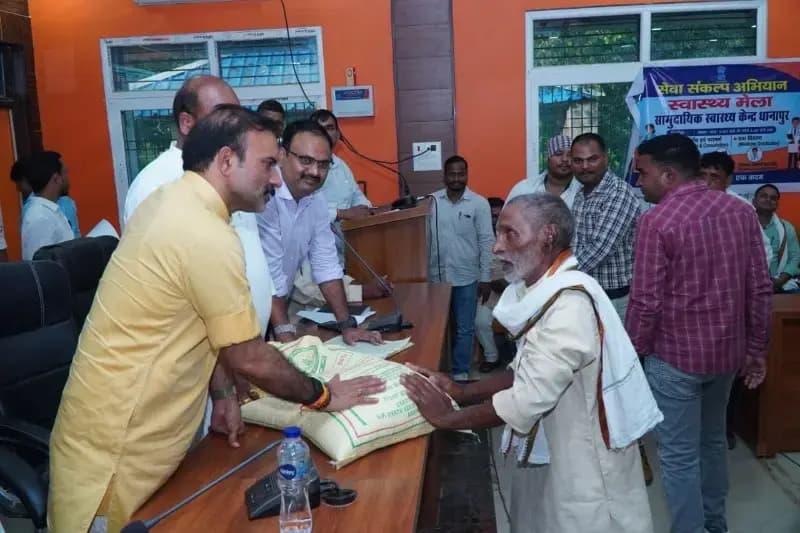 Chandauli News: विधायक सुशील सिंह ने 73 किसानों को बांटे चना, सरसों और मटर के मिनी किट.
