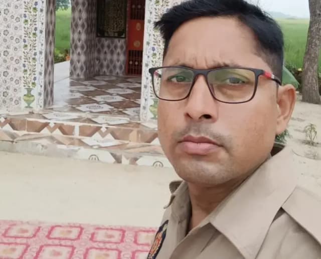 Chandauli News: पत्नी के इलाज के लिए छुट्टी मांगने पर सिपाही निलंबित, चंदौली पुलिस ने जारी किया स्पष्टीकरण.
