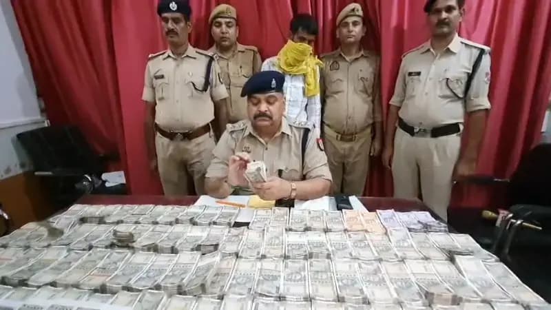 Chandauli News: साधारण से दिखने वाले युवक के पिट्ठू बैग में मिले 43 लाख कैश, गड्डियां देख GRP-RPF के उड़े होश.
