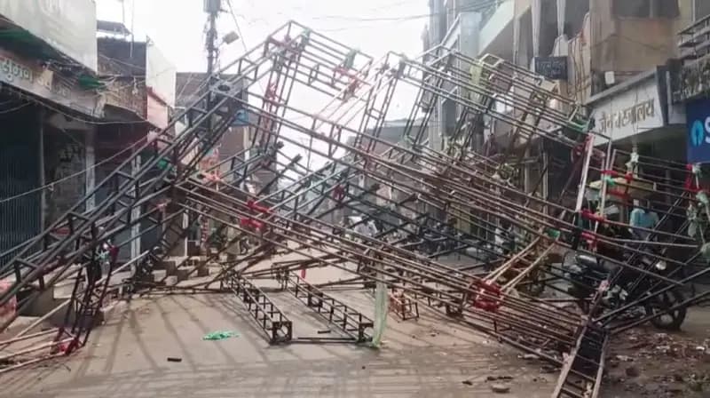 Sonbhadra News: रॉबर्ट्सगंज में अज्ञात वाहन की टक्कर से दुर्गा पूजा पंडाल ध्वस्त, मचा हड़कंप.