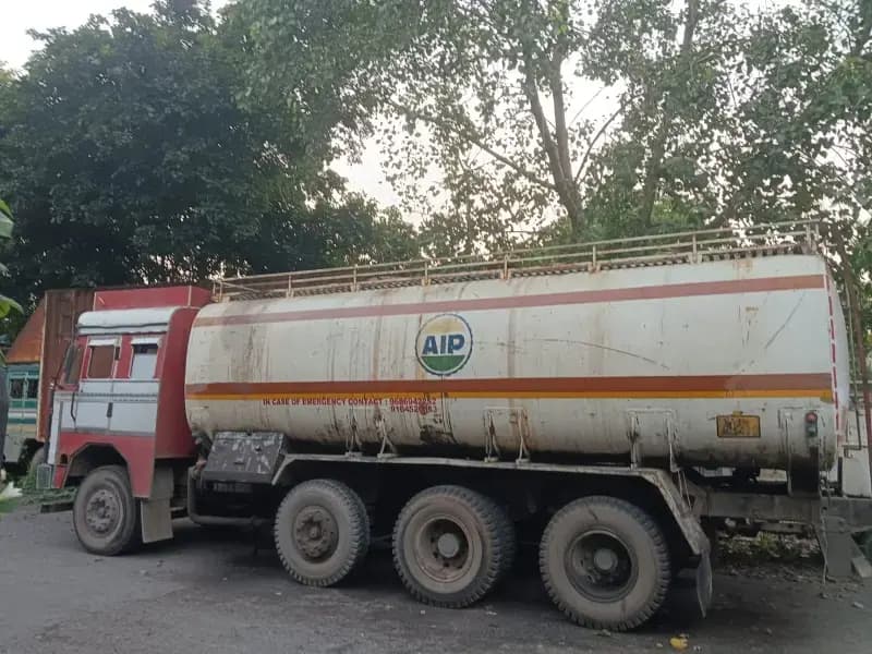 Chandauli News: 25 हजार लीटर डीजल से भरा टैंकर, दस्तावेज में हेराफेरी कर भेज जा रहा था बिहार.
