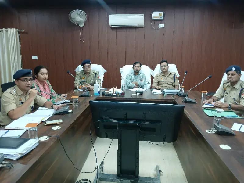 Chandauli News: नवरात्रि और दशहरा को लेकर डीएम-एसपी सख्त, पंडालों से विसर्जन घाट तक सुरक्षा के निर्देश.
