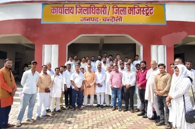 Chandauli News: यूपीआई पर प्रस्तावित एमडीआर शुल्क के विरोध में व्यापारियों का प्रदर्शन, पीएम के नाम सौंपा ज्ञापन.

