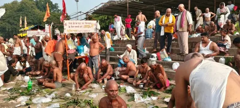 Chandauli News : पितृ विसर्जन पर गंगा घाटों पर उमड़ी भीड़, पूर्वजों को किया तर्पण.
