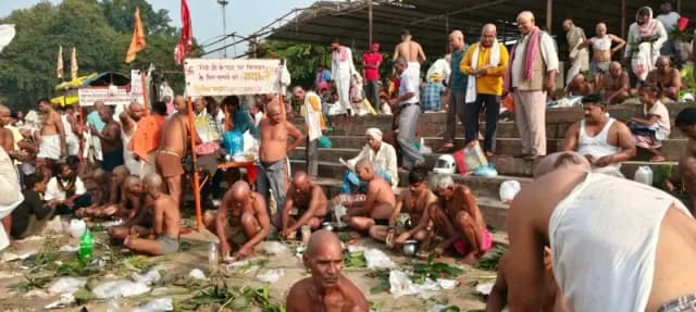 Chandauli News : पितृ विसर्जन पर गंगा घाटों पर उमड़ी भीड़, पूर्वजों को किया तर्पण.

