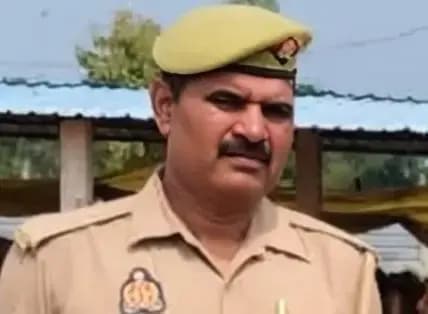 Chandauli News : हेड कांस्टेबल प्रकाश यादव को राजकीय सम्मान के साथ अंतिम विदाई.