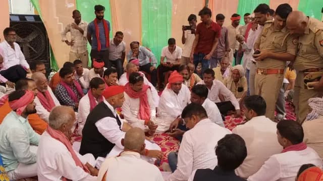 Chandauli News : NH-24 पर पटरी निर्माण के लिए मनोज सिंह डब्लू का धरना, जिला प्रशासन को दिया 15 दिन का अल्टीमेटम.
