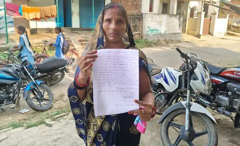 Chandauli News : महिला के बैग से 45 हजार रुपये और सोने की अंगूठी चोरी.
