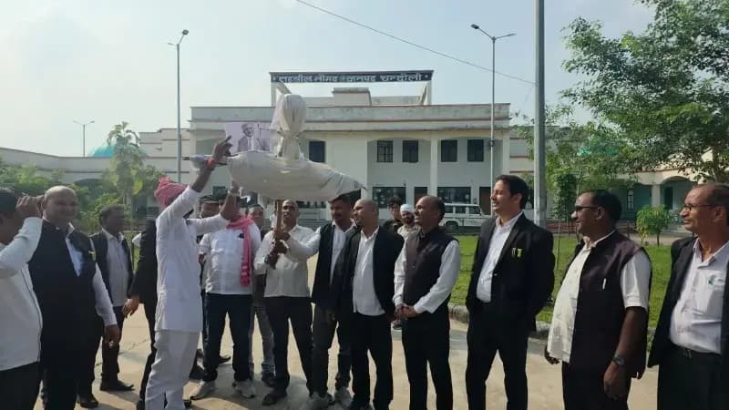 Chandauli News : मुख्य चुनाव आयुक्त ज्ञानेश कुमार का अधिवक्ताओं ने फूंका पुतला, कि इस्तीफे की मांग.
