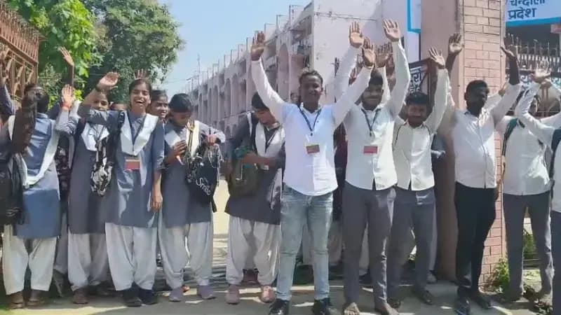 Chandauli News : डिग्री कॉलेज में 90% छात्र फेल होने पर बवाल, ₹700 बैक पेपर शुल्क और शिक्षक न होने का आरोप.
