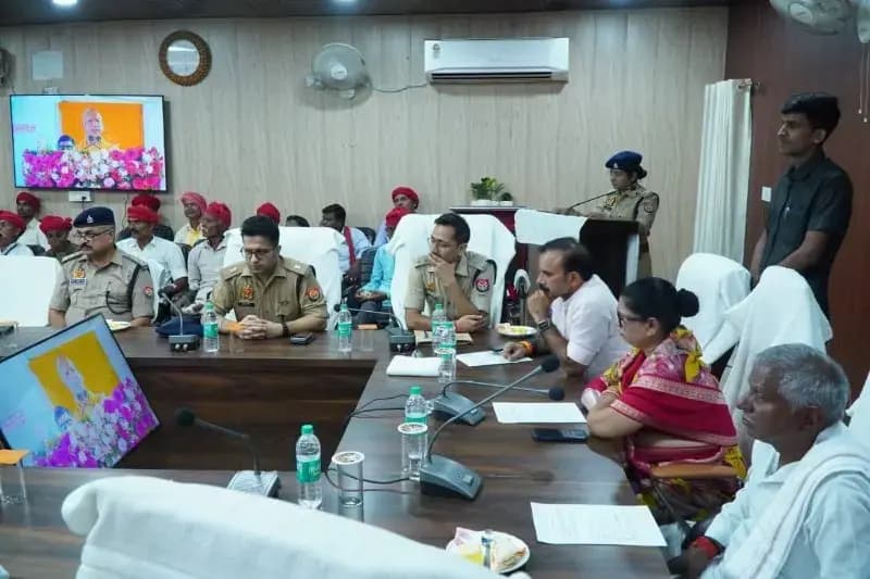 Chandauli News : ग्राम प्रहरियों का मानदेय 40% बढ़ा, अब हर महीने मिलेंगे 3500 रुपये; कैशलेस स्वास्थ्य सुविधा भी.
