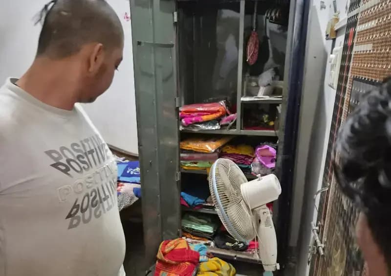 Chandauli News :छत के रास्ते घुसे चोर, 2 लाख नकद और लाखों के गहनो पर हाथ किया साफ. 
