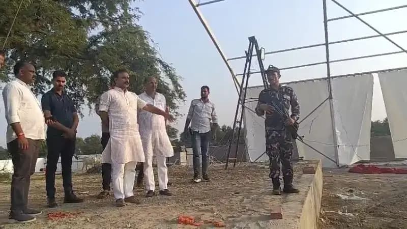 Chandauli News: 20 अक्टूबर से श्रीराम कथा, दशमी पोखरा पर जुटेंगे श्रद्धालु, सुशील सिंह और अजय सिंह ने परखी तैयारी.
