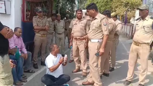 Chandauli News : मोबाइल बरामद, फिर भी कार्रवाई नहीं! अधिवक्ता ने एसपी कार्यालय के गेट पर बैठकर लगाई गुहार.
