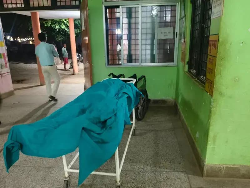 Chandauli News : सड़क पर अचानक आई नीलगाय से टकराई बाइक, युवक की मौत, डेढ़ घंटे जंगल में मदद के लिए भटकती रही पत्नी.
