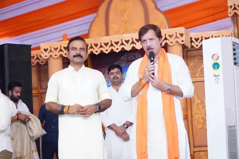 Chandauli News : राम कथा में पहुंचे पूर्व सांसद धनंजय सिंह, बोले- हर ब्लॉक में बने ऐसा भव्य तालाब और मंदिर.

