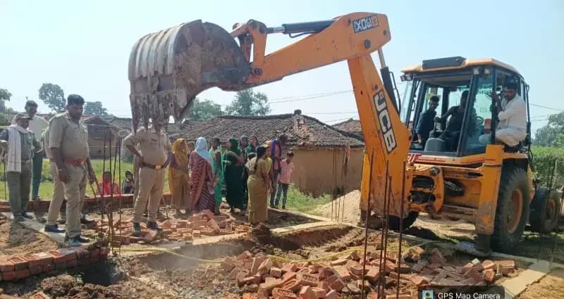 Chandauli News : वन भूमि पर बने अवैध पक्का निर्माण पर गरजा बुलडोजर, दो नामजद समेत अज्ञात पर मुकदमा..
