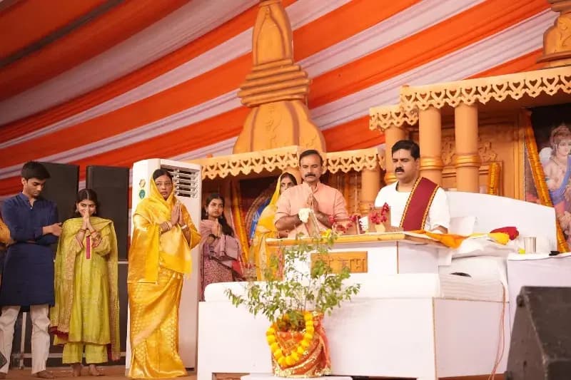 Chandauli News : रामकथा के अंतिम दिन चंदौली में VVIP जमावड़ा, डिप्टी सीएम ब्रजेश पाठक के आगमन की तैयारी, बन रहे दो हेलीपैड.
