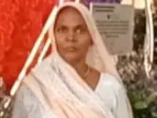 Chandauli News : सड़क पर अचानक आया कुत्ता, बाइक पलटने से आंगनबाड़ी सहायिका की मौत.
