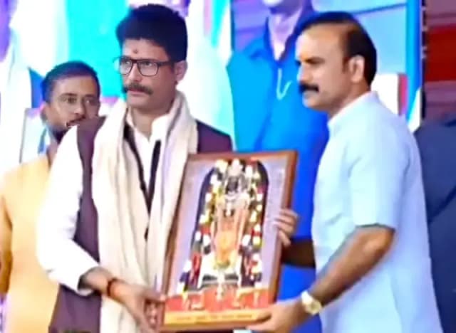 Chandauli News : रामकथा के मंच पर सुशील सिंह ने अंजनी सिंह का किया सम्मान, भाजपा में शामिल होने की अटकलों पर दिया जवाब.
