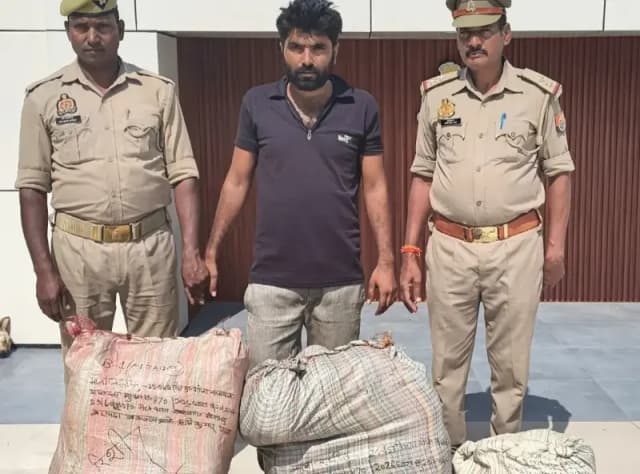Sonbhadra News: 60 किलो गांजा बरामद, ₹30.25 लाख बताई गई कीमत; काजू के छिलकों की आड़ में हो रही थी तस्करी.
