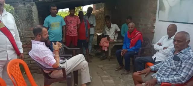 Chandauli News:मजदूर की मौत के बाद मुआवजे का इंतजार, तहसीलदार ने परिजनों को दिया हरसंभव मदद का भरोसा.
