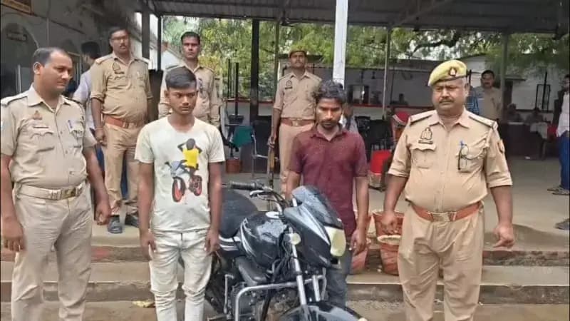 Chandauli News: चोरी की बाइक बिहार ले जाकर बेचने की फिराक में थे दो युवक, पुलिस ने किया गिरफ्तार.
