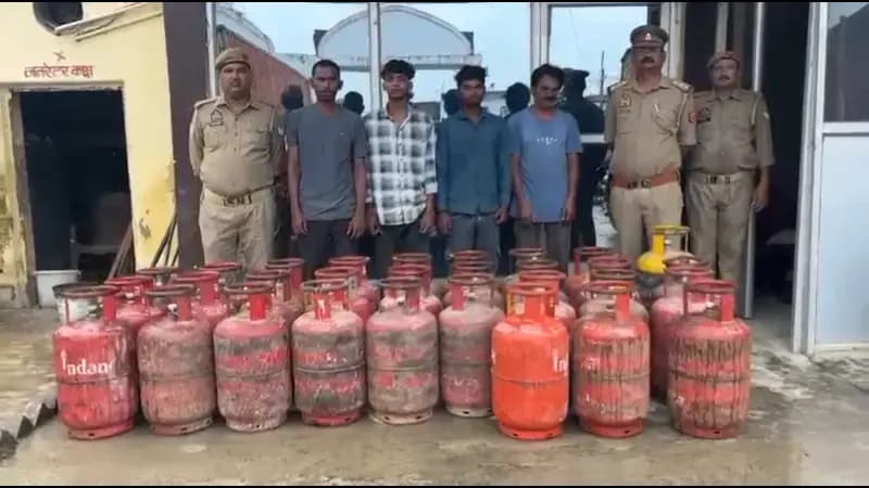 Chandauli News : गैस गोदाम में सेंधमारी कर सिलेंडर चोरी, 4 गिरफ्तार, 30 सिलेंडर और टाटा मैजिक बरामद.
