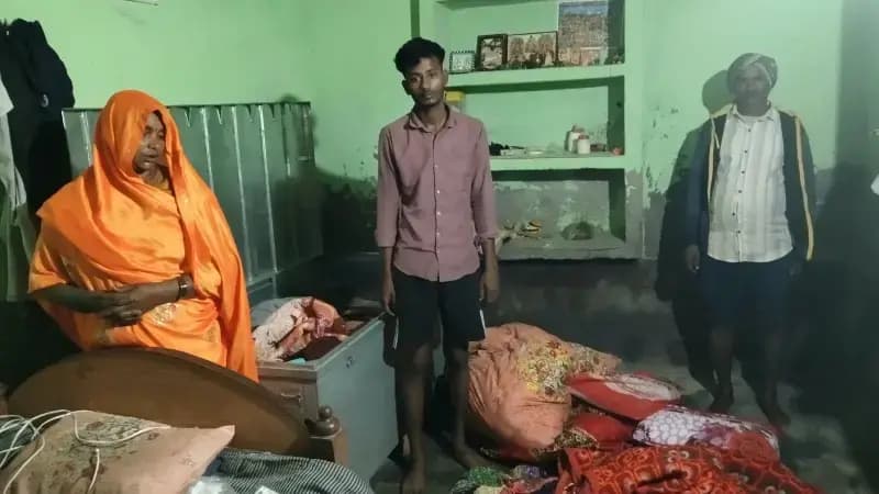 Chandauli News: घर में घुसे चोरों ने लाखों के जेवर और नकदी कि चोरी, विरोध करने पर बीमार किशोर से मारपीट.
