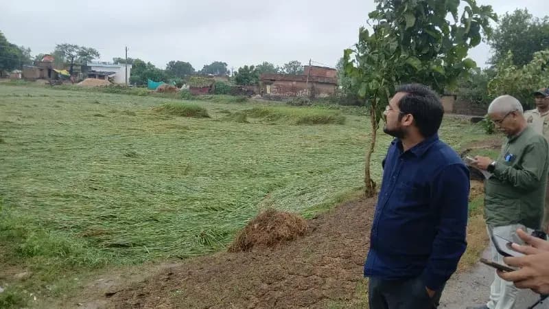 Chandauli News: चक्रवाती तूफान से फसल क्षति का डीएम ने लिया जायजा, गांव-गांव सर्वे कराकर मिलेगा मुआवजा.
