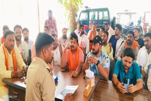 Chandauli News: बीजेपी पर विवादित टिप्पणी को लेकर यूट्यूबर के खिलाफ भाजपाइयों ने दर्ज कराई शिकायत.