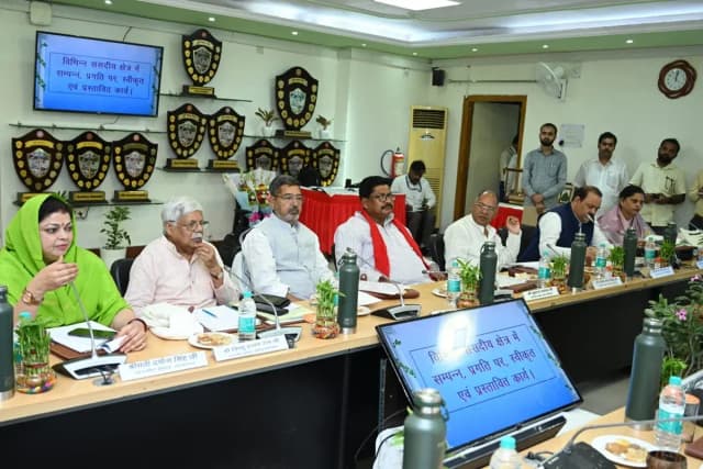 Chandauli News: मंडलीय संसदीय समिति की बैठक में रेल यात्री सुविधाओं का उठा मुद्दा.