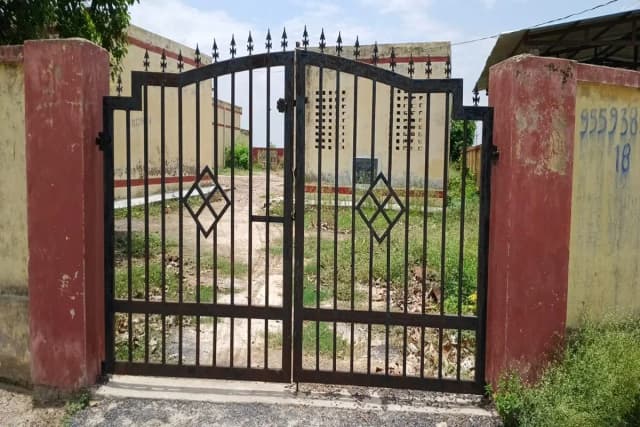 Chandauli News: 67 लाख में बनकर तैयार पशु चिकित्सालय पर लटका रहता है ताला, अब तक नहीं हुई चिकित्सक की नियुक्ति.