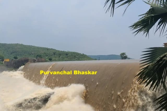 Chandauli News: लतीफशाह बांध के ऊपर से गिर रहा पानी, जायजा लेने पहुंचे डीएम एसपी, दिए निर्देश.