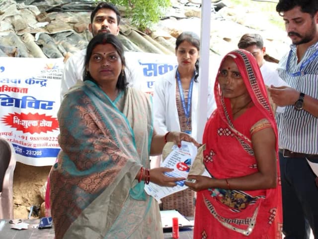 Sonbhadra News: नशा मुक्ति व जागरूकता शिविर का आयोजन, सैकड़ों लोगों में बांटी गईं दवाइयां.