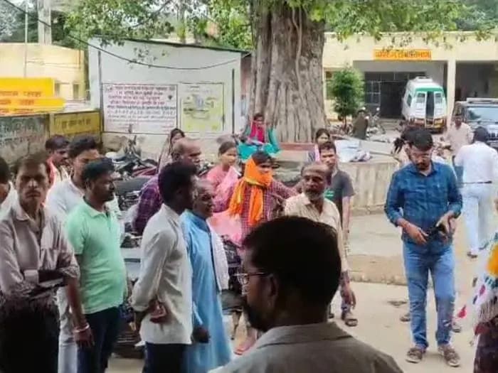 Sonbhadra News: नवजात बच्ची की रहस्यमयी मौत पर पिता के परिजनों का जमकर हंगामा, जांच में जुटी पुलिस.