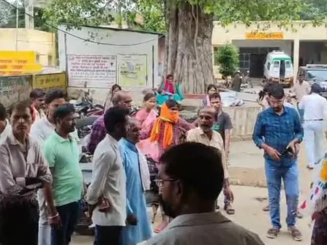 Sonbhadra News: नवजात बच्ची की रहस्यमयी मौत पर पिता के परिजनों का जमकर हंगामा, जांच में जुटी पुलिस.