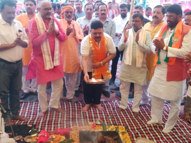 Sonbhadra News: वैदिक मंत्रोच्चार के साथ हुआ भूमि पूजन, तेलगुड़वा से कोन होतेे हुए झारखण्ड सीमा तक बनेगी रोड.