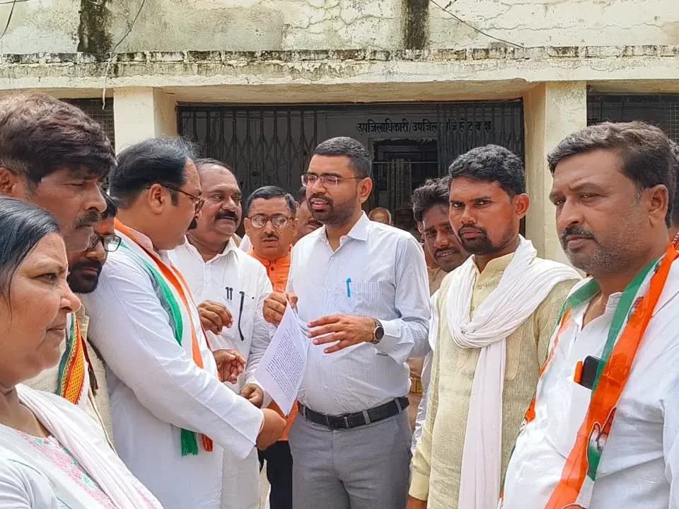 Sonbhadra News: कांग्रेस का जोरदार प्रदर्शन, मुकदमा वापस लेने की मांग को लेकर एसडीएम को राज्यपाल को नामित सौंपा ज्ञापन.